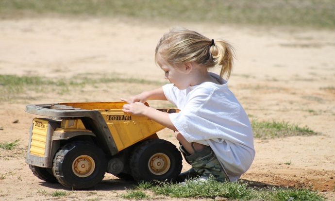 niña jugando